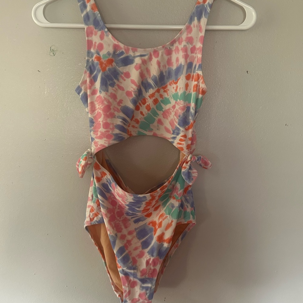 One-piece bathing suit